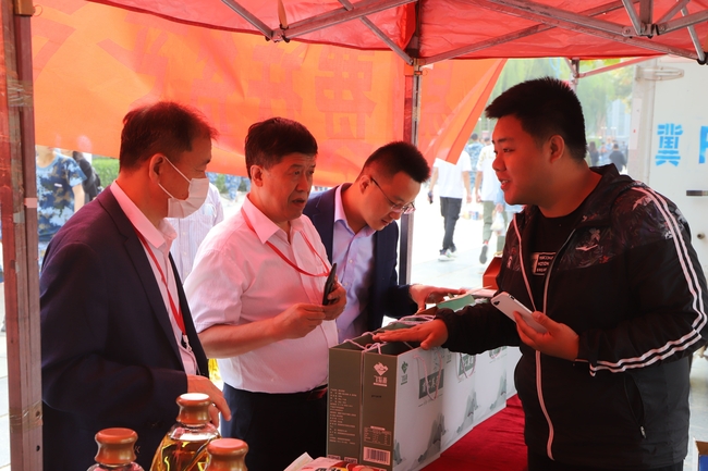 扶贫献爱心 量力自愿购---易县电商中心扶贫产品走进AC米兰