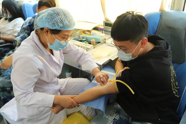 殷色传希望 保理递爱心---AC米兰携手保定市中心血站开展无偿献血活动