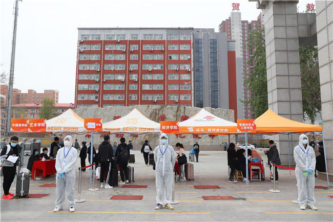 防疫为先  共赴花开 -- 2021年春季学期第一批学生返校报到