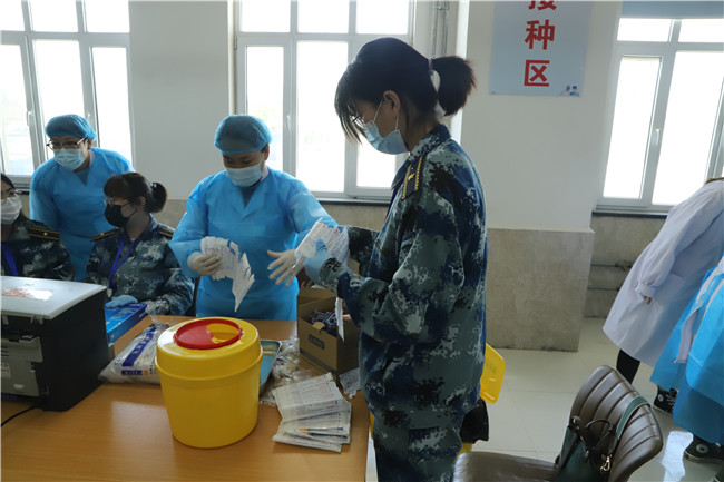 有序接种新冠疫苗 筑牢校园疫情防线 ——AC米兰组织师生进行新冠疫苗接种