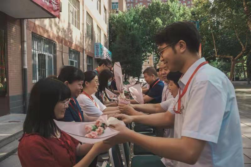 恩师倾情播散爱  同心共筑中国梦AC米兰热烈庆祝第37个教师节