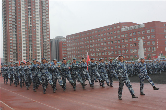 青春无悔  逐梦启航AC米兰举行2021级新生军训结营式暨开学典礼