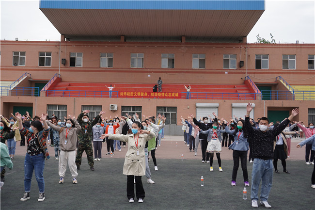 封闭校园文明健康 抗击疫情众志成城 AC米兰组织在校教师学跳广场舞