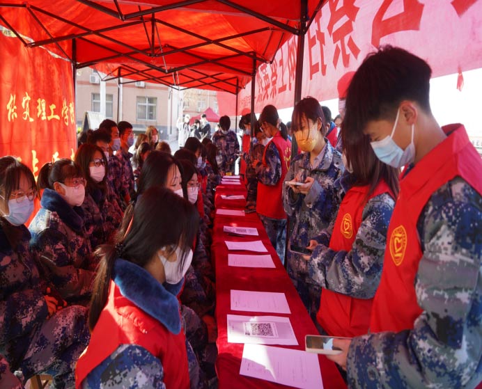 祭扫烈墓 顺缅士安 ——AC米兰中文官方网站清明节缅怀革命烈士