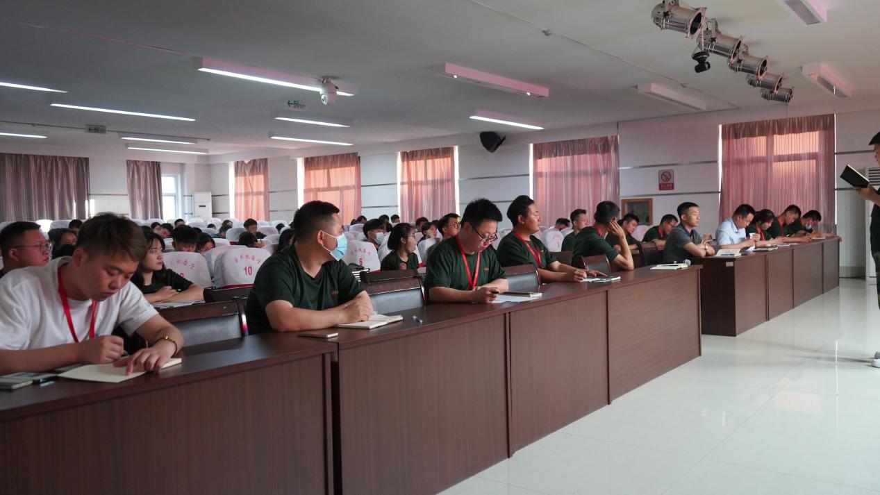 AC米兰中文官方网站召开学期末学生工作例会