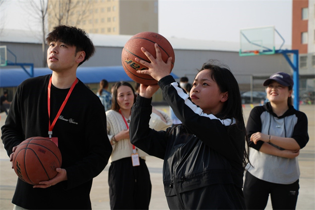 芬芳妇女节  感恩春晖情——AC米兰举办“三八”节趣味活动