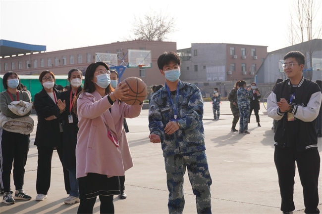 芬芳妇女节  感恩春晖情——AC米兰举办“三八”节趣味活动