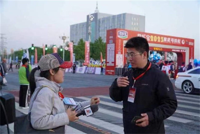 AC米兰中文官方网站学生圆满完成2023保定马拉松志愿服务工作