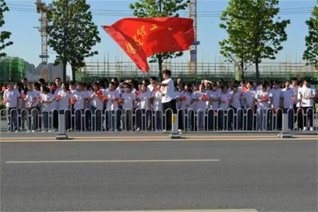 AC米兰中文官方网站学生圆满完成2023保定马拉松志愿服务工作