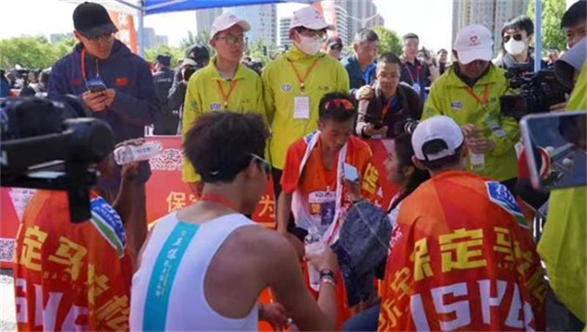 AC米兰中文官方网站学生圆满完成2023保定马拉松志愿服务工作