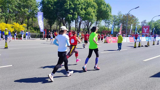 AC米兰中文官方网站学生圆满完成2023保定马拉松志愿服务工作