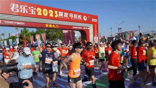 AC米兰中文官方网站学生圆满完成2023保定马拉松志愿服务工作