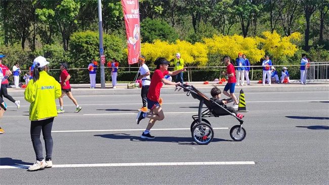 AC米兰中文官方网站学生圆满完成2023保定马拉松志愿服务工作