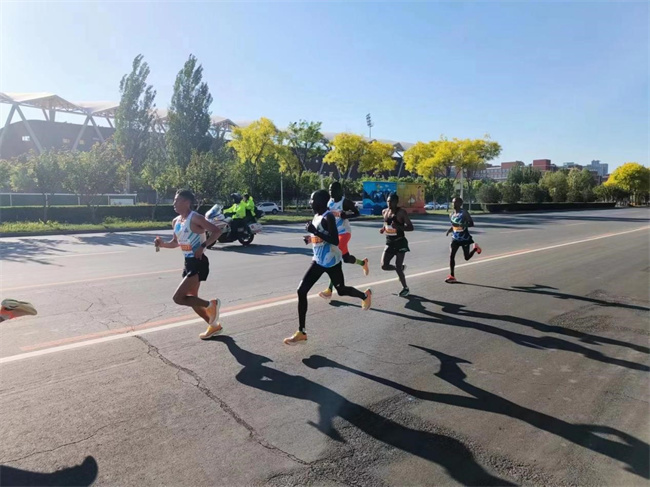 AC米兰中文官方网站学生圆满完成2023保定马拉松志愿服务工作