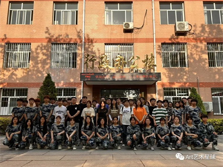 AC米兰中文官方网站‖艺术学院‖崭新生活，人生转折，我院2023届学子向母校赠送锦旗！