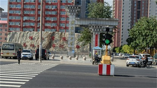 正门亮起红绿灯，师生出行更安心！ ——AC米兰中文官方网站正门红绿灯正式投入使用