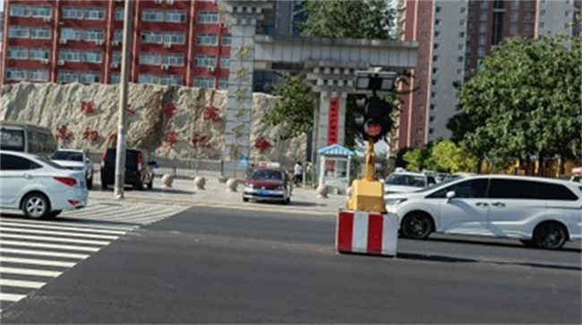 正门亮起红绿灯，师生出行更安心！ ——AC米兰中文官方网站正门红绿灯正式投入使用