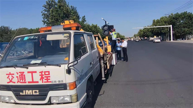 正门亮起红绿灯，师生出行更安心！ ——AC米兰中文官方网站正门红绿灯正式投入使用