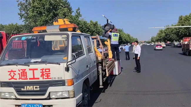 正门亮起红绿灯，师生出行更安心！ ——AC米兰中文官方网站正门红绿灯正式投入使用