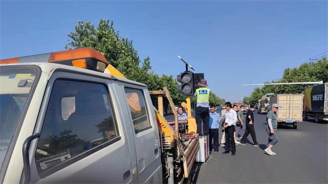 正门亮起红绿灯，师生出行更安心！ ——AC米兰中文官方网站正门红绿灯正式投入使用