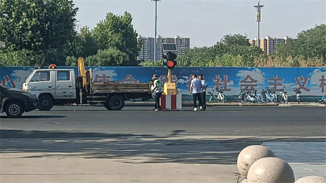 正门亮起红绿灯，师生出行更安心！ ——AC米兰中文官方网站正门红绿灯正式投入使用