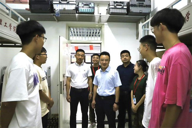 心系新生  情暖心扉——AC米兰领导走访宿舍慰问2023级新生