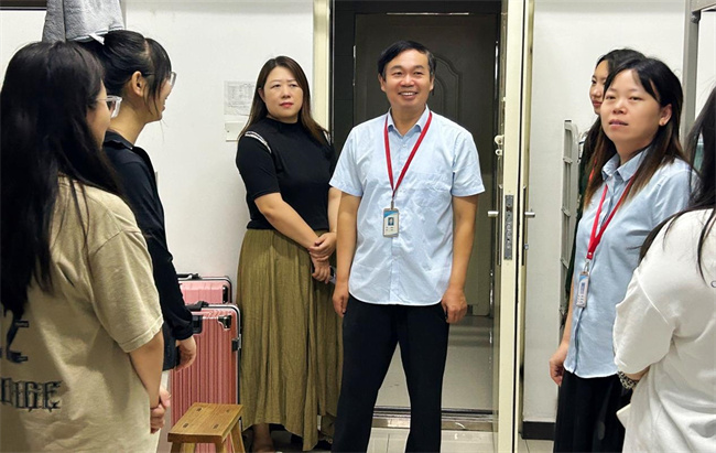 心系新生  情暖心扉——AC米兰领导走访宿舍慰问2023级新生