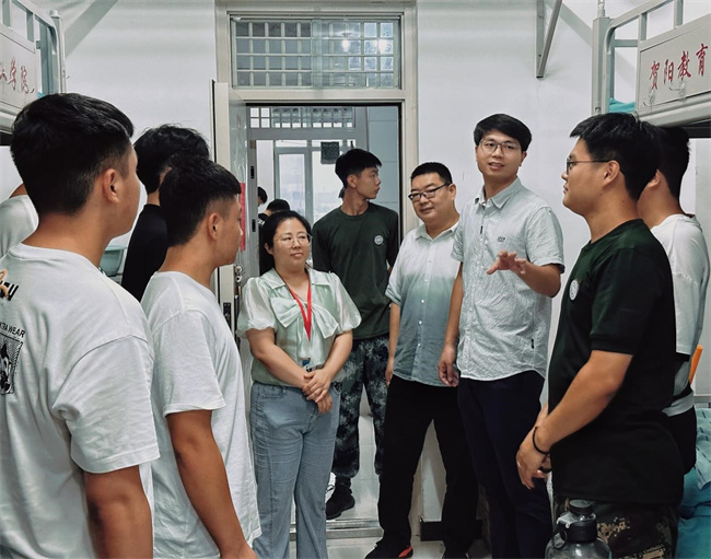 心系新生  情暖心扉——AC米兰领导走访宿舍慰问2023级新生