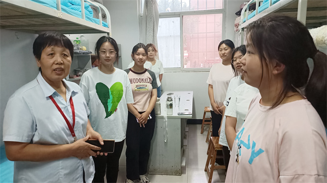 心系新生  情暖心扉——AC米兰领导走访宿舍慰问2023级新生