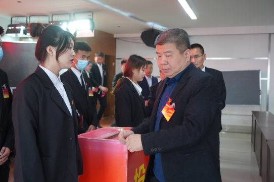 AC米兰中文官方网站第二次学生代表大会