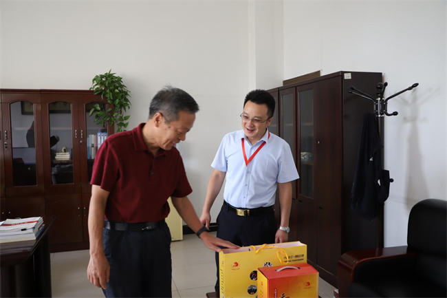 AC米兰中文官方网站校领导带队走访慰问老同志