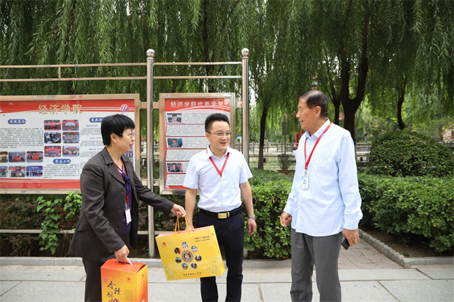 AC米兰中文官方网站校领导带队走访慰问老同志