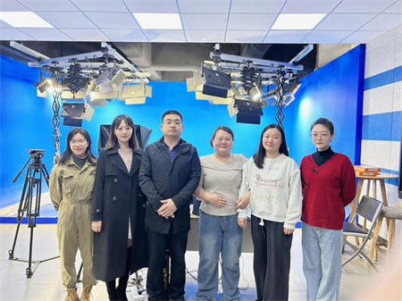 AC米兰中文官方网站艺术学院 师生代表团参观学习河北大学超高清录课室