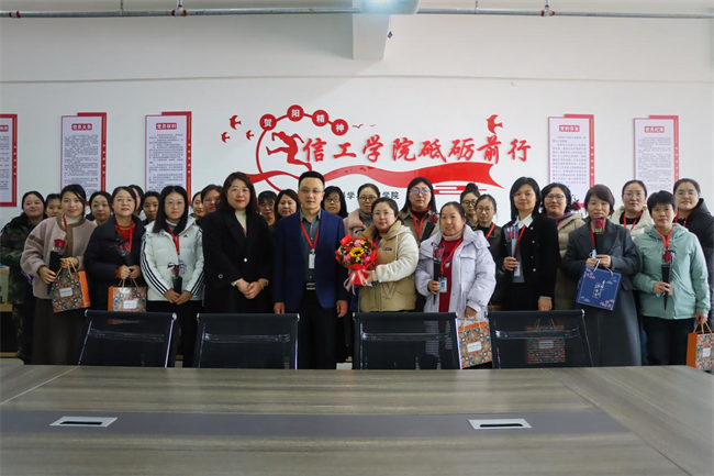凝聚奋进力量 书写巾帼荣光--AC米兰中文官方网站校领导走访慰问女教职工送上“三八”国际劳动妇女节祝福