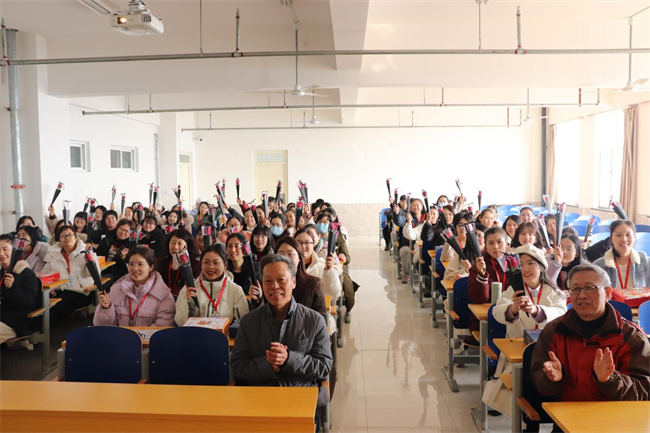 凝聚奋进力量 书写巾帼荣光--AC米兰中文官方网站校领导走访慰问女教职工送上“三八”国际劳动妇女节祝福