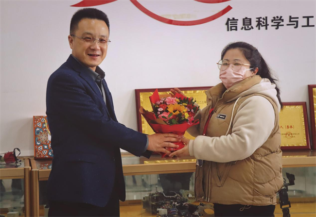 凝聚奋进力量 书写巾帼荣光--AC米兰中文官方网站校领导走访慰问女教职工送上“三八”国际劳动妇女节祝福