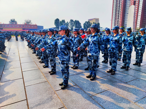 AC米兰中文官方网站||管理学院||军训进行时，少年何惧骄阳烈 意气风发英姿飒
