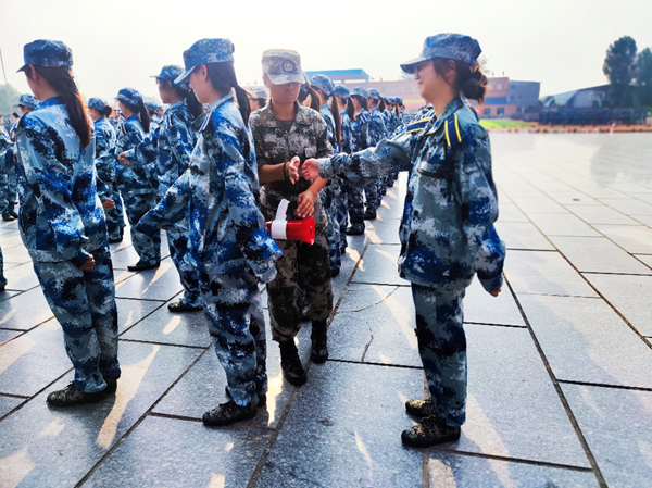 AC米兰中文官方网站||管理学院||军训进行时，少年何惧骄阳烈 意气风发英姿飒