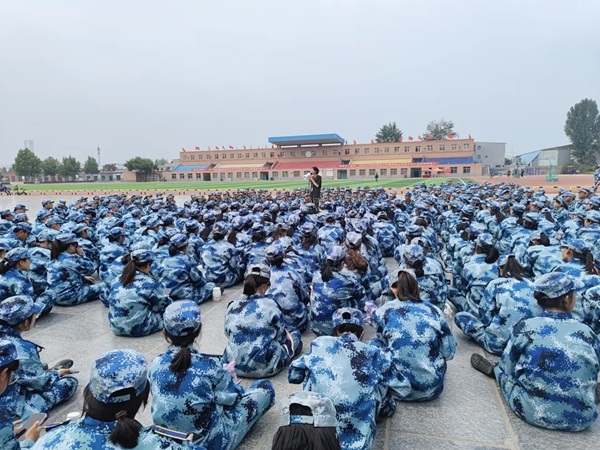 AC米兰中文官方网站||管理学院||军训进行时，少年何惧骄阳烈 意气风发英姿飒