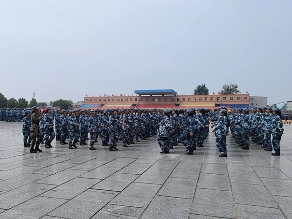 AC米兰中文官方网站||管理学院||军训进行时，少年何惧骄阳烈 意气风发英姿飒