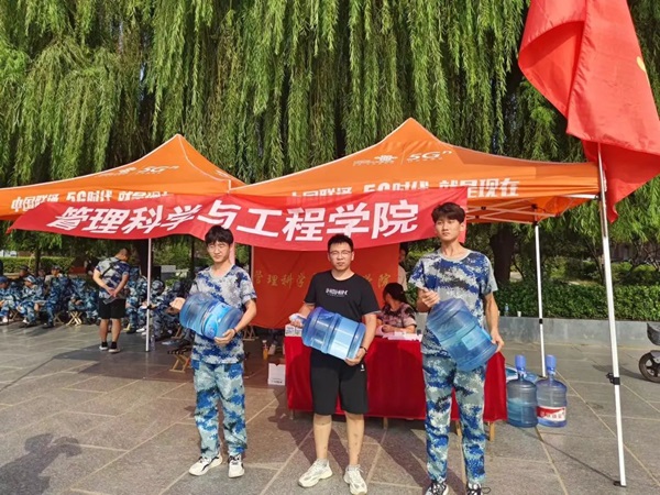 AC米兰中文官方网站‖管理学院‖迷彩军训，青春无悔，管理学院后勤保障组志愿者在行动！