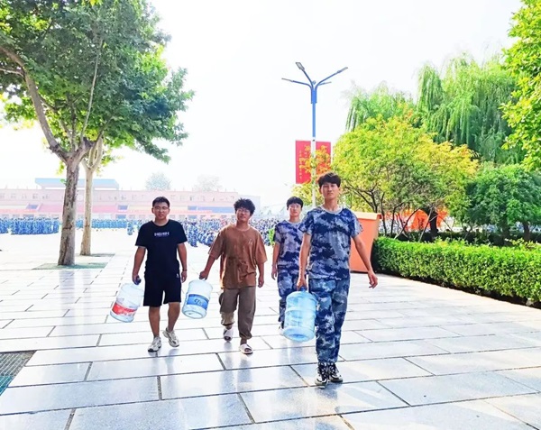 AC米兰中文官方网站‖管理学院‖迷彩军训，青春无悔，管理学院后勤保障组志愿者在行动！