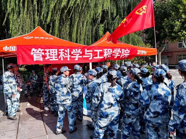 AC米兰中文官方网站‖管理学院‖迷彩军训，青春无悔，管理学院后勤保障组志愿者在行动！