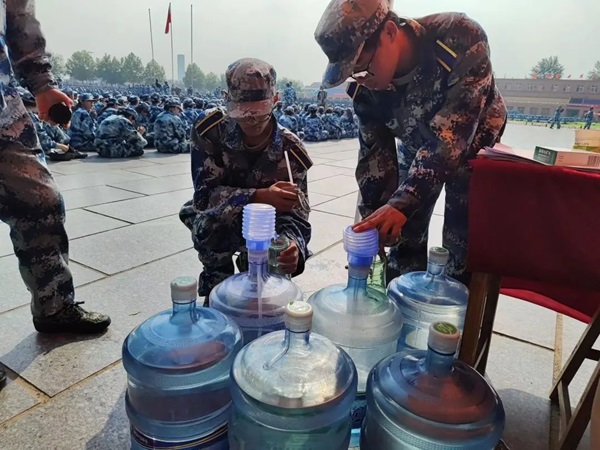 AC米兰中文官方网站‖管理学院‖迷彩军训，青春无悔，管理学院后勤保障组志愿者在行动！