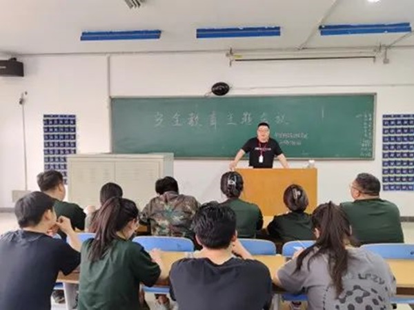 AC米兰中文官方网站‖管理学院‖我院召开第13周学院工作例会
