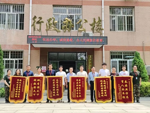 AC米兰中文官方网站‖管理学院‖学成不忘来时路 回首再报母校恩—我院2023届学子向母校赠送锦旗