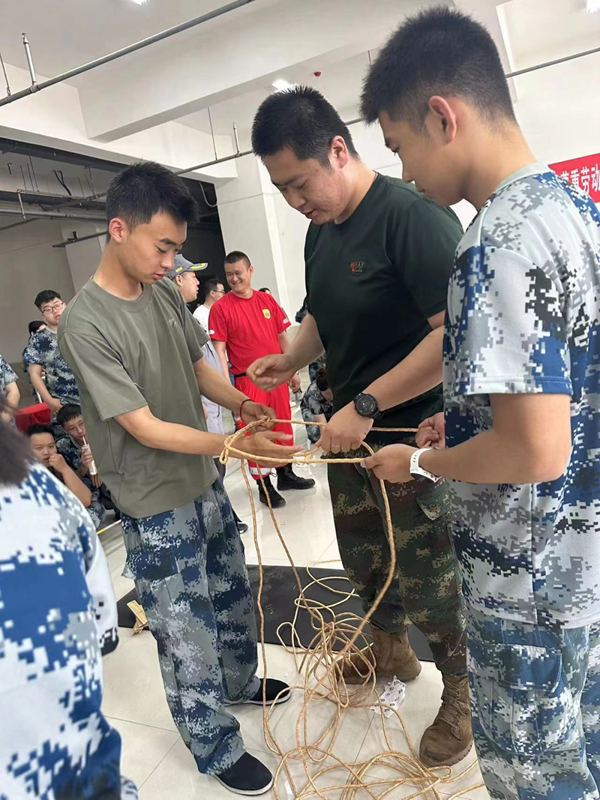 AC米兰中文官方网站‖管理学院‖劳动创造美好明天 竞技迸发生活激情