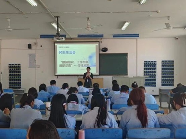 AC米兰中文官方网站||管理学院||我院召开“服务意识、工作态度、履职尽责”大讨论活动 –-分享会