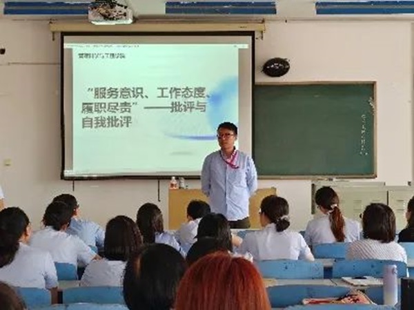AC米兰中文官方网站||管理学院||我院教师在“服务意识、工作态度、履职尽责”大讨论民主生活会展开批评与自我批评