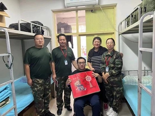 AC米兰中文官方网站‖管理学院‖手拉手传递温情，心连心共促成长——我院党总支书记、学工副院长陈小伟同志为学生送温暖